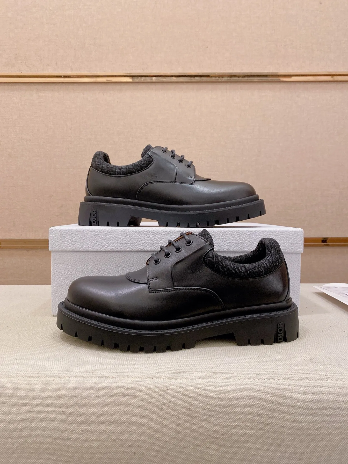 Factory price: 720💰Dior 25 latest men's old-money style leather shoes. They are definitely this year's big hit. They are very good-looking. Simple upper design. Presbyopia embellishment that is highly brand-recognizable. Full of details. The upper foot is grand and the legs are slim. This is just the right thing. Instantly heightens the height. A proper height-increasing tool. The upper is made of imported calfskin. The lining is mixed sheepskin. The original combination rubber outsole. Code number: 39-44. Customized45